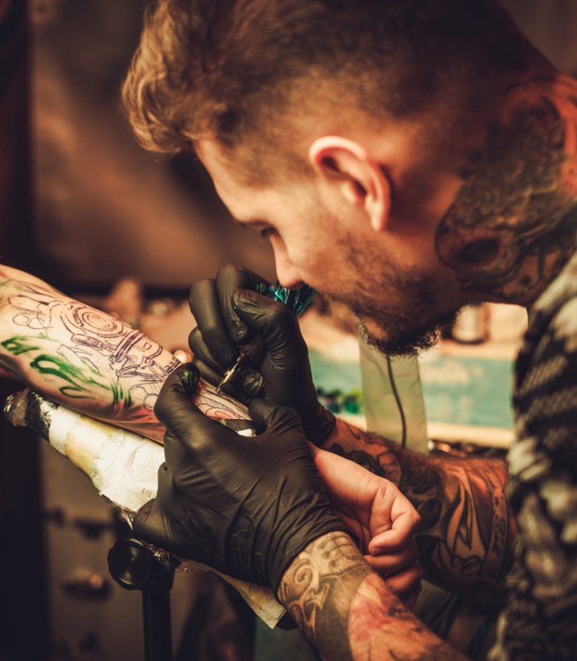 imgi_2_tattoo-artist-makes-a-tattoo-on-a-mans-hand-PECZRE2
