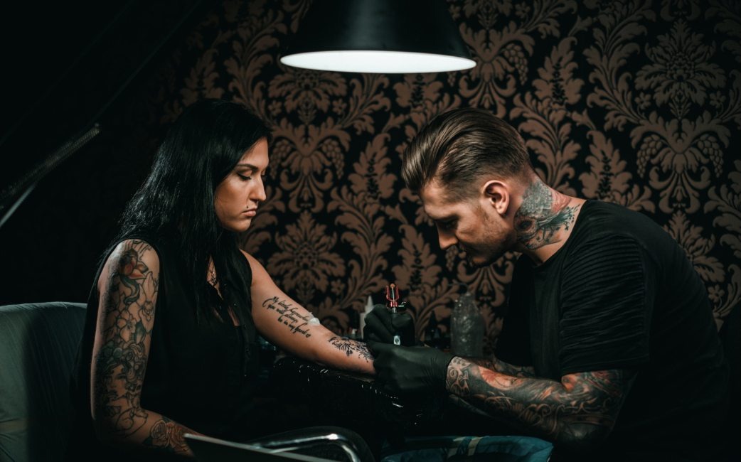 imgi_3_professional-tattoo-artist-makes-a-tattoo-on-a-PWRRLN5